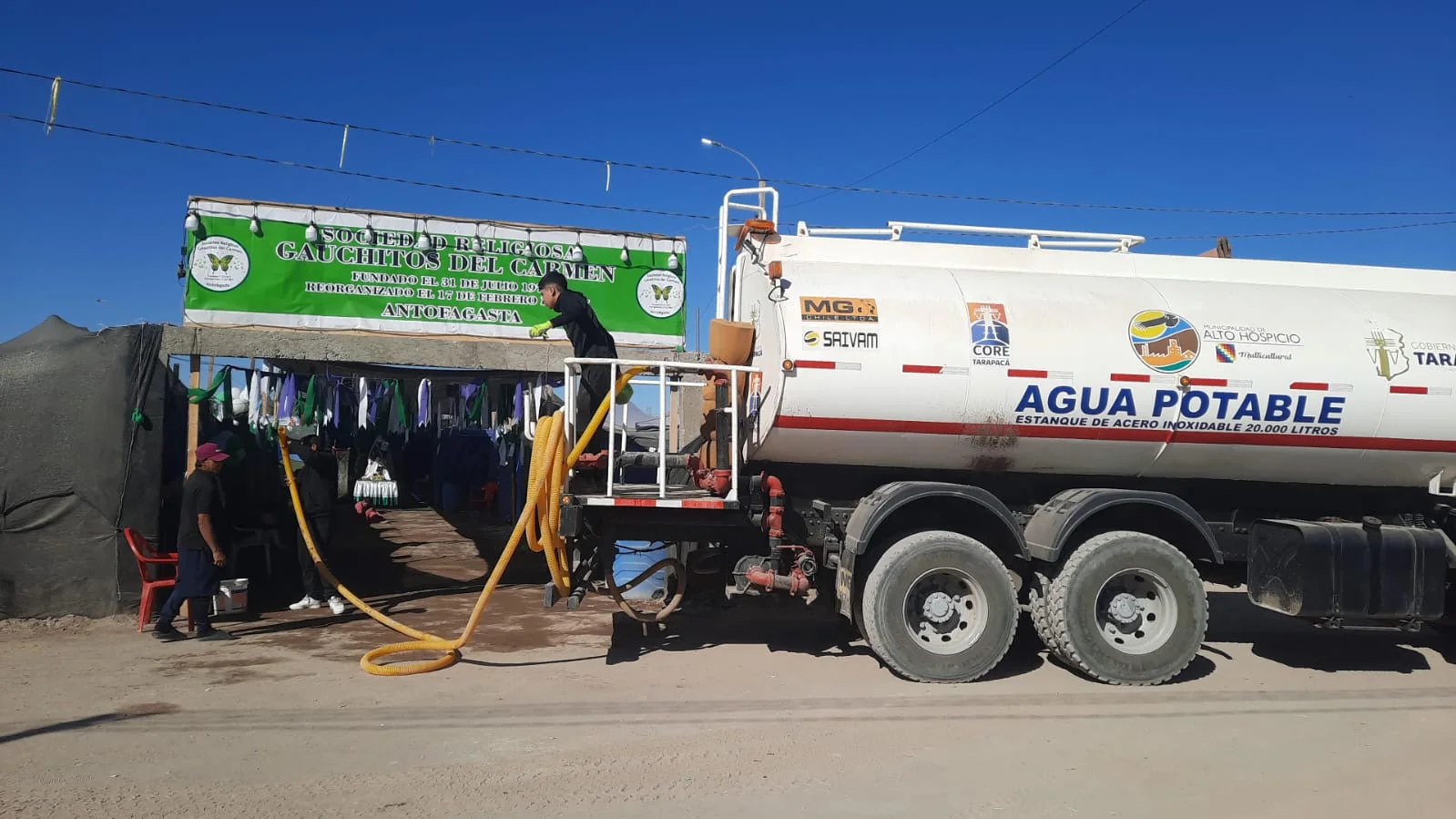 Entrega directa de agua potable durante la festividad.