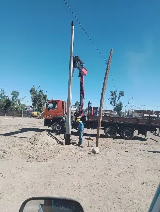 Izaje de poste de alumbrado mediante camión grúa.
